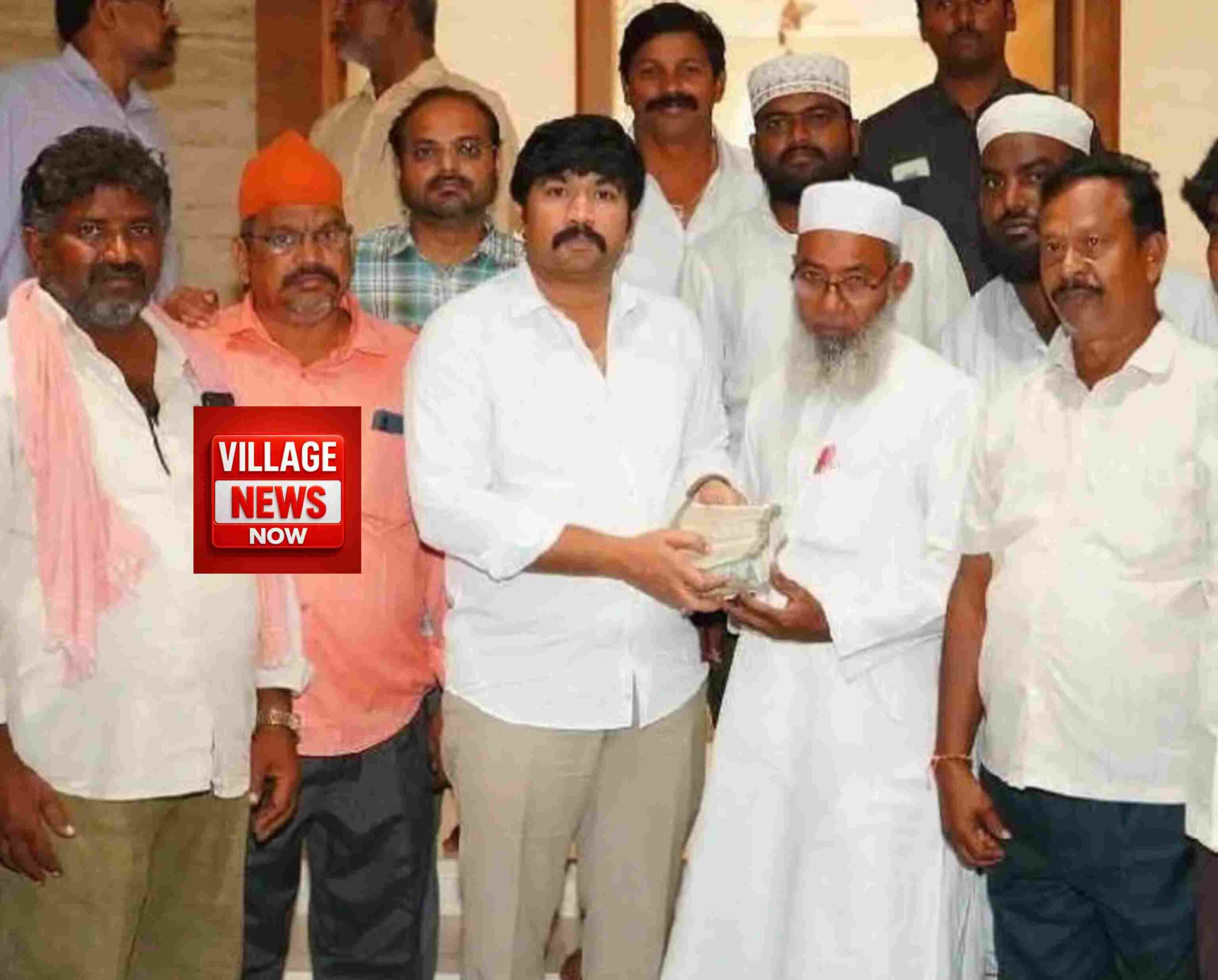 ఐదు లక్షల చెక్కు అందజేస్తున్న ఎమ్మెల్యే బూచేపల్లి